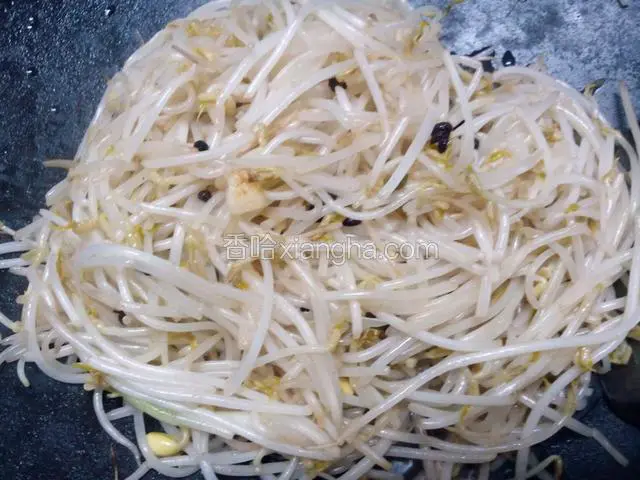 继续翻炒2分钟，豆芽软下去也就熟了。关火。