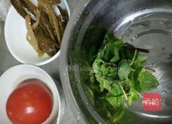 番茄酸菜鸡蛋汤面条的做法图解1