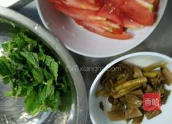 番茄酸菜鸡蛋汤面条的做法图解2
