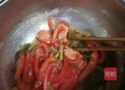 Illustration of how to make tomato, sauerkraut and egg soup noodles 4
