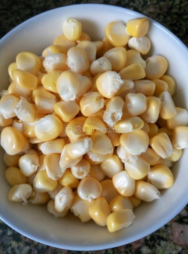 玉米剥成玉米粒备用