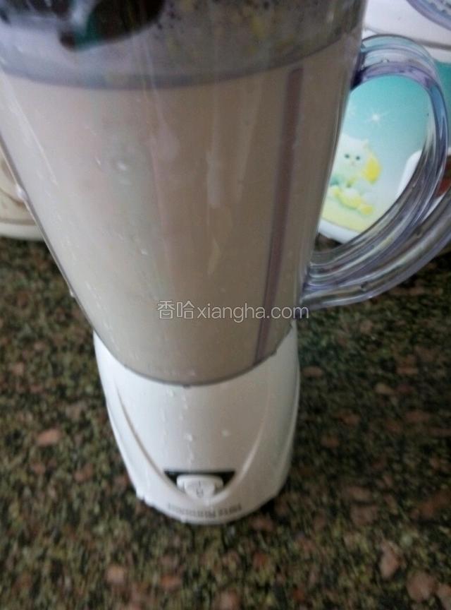 把打好的黄豆豆浆倒在准备好的锅过滤