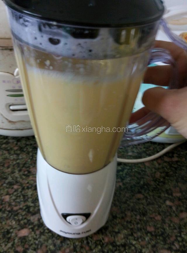 玉米也和黄豆一样就适量的水在料理机，打好玉米浆倒在之前打好的黄豆一起过滤在锅里面