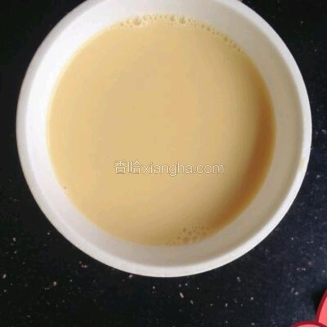 这时煮好的豆浆就可以盛出来稍微放凉，就可以喝了。