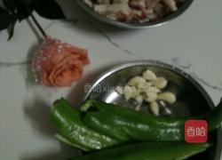 青椒炒鸡肉的做法图解1