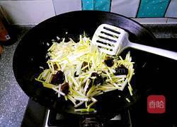 木耳鸡蛋炒蒜黄的做法图解4