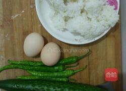 黄瓜鸡蛋炒饭的做法图解1