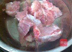 百合莲藕龙骨汤的做法图解2