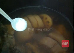 百合莲藕龙骨汤的做法图解6