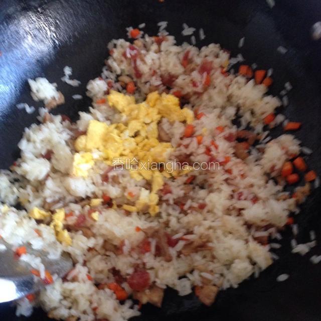 倒入煎好的鸡蛋炒