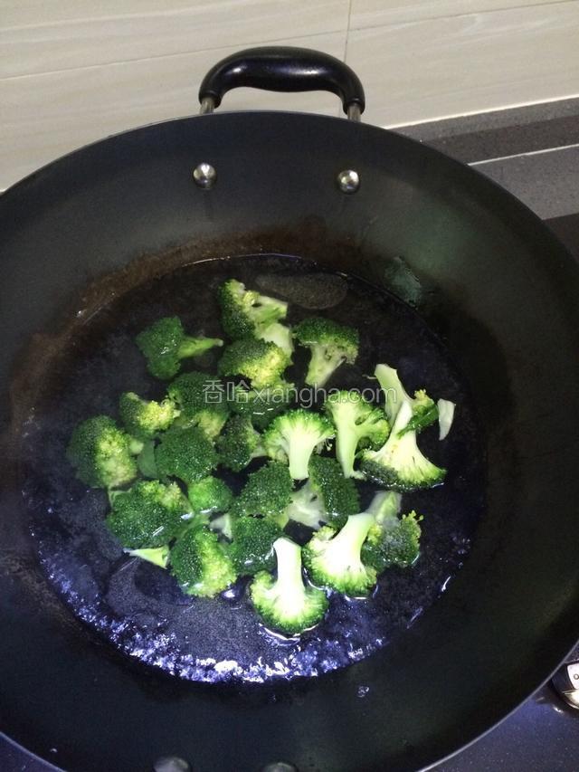 蒸扣肉的时间，把西兰花洗净，掰成小块，锅中倒入适量清水烧开，加入少许盐和油，把西兰花煮熟捞出沥干水份备用。