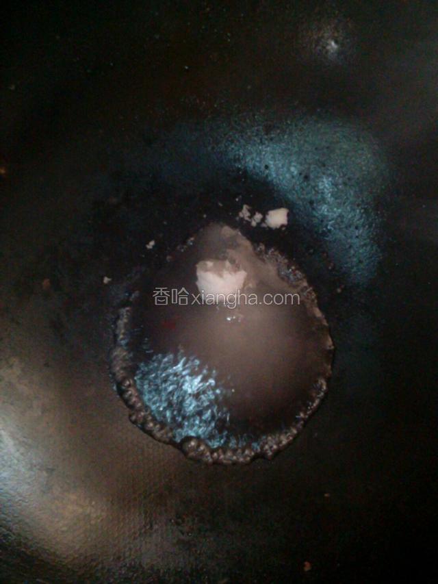 干净的锅，放少许水，加五小勺糖，炒到糖化开。