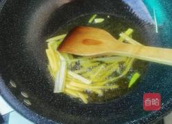 韭菜炒鱿鱼的做法图解3