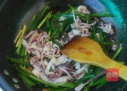韭菜炒鱿鱼的做法图解4
