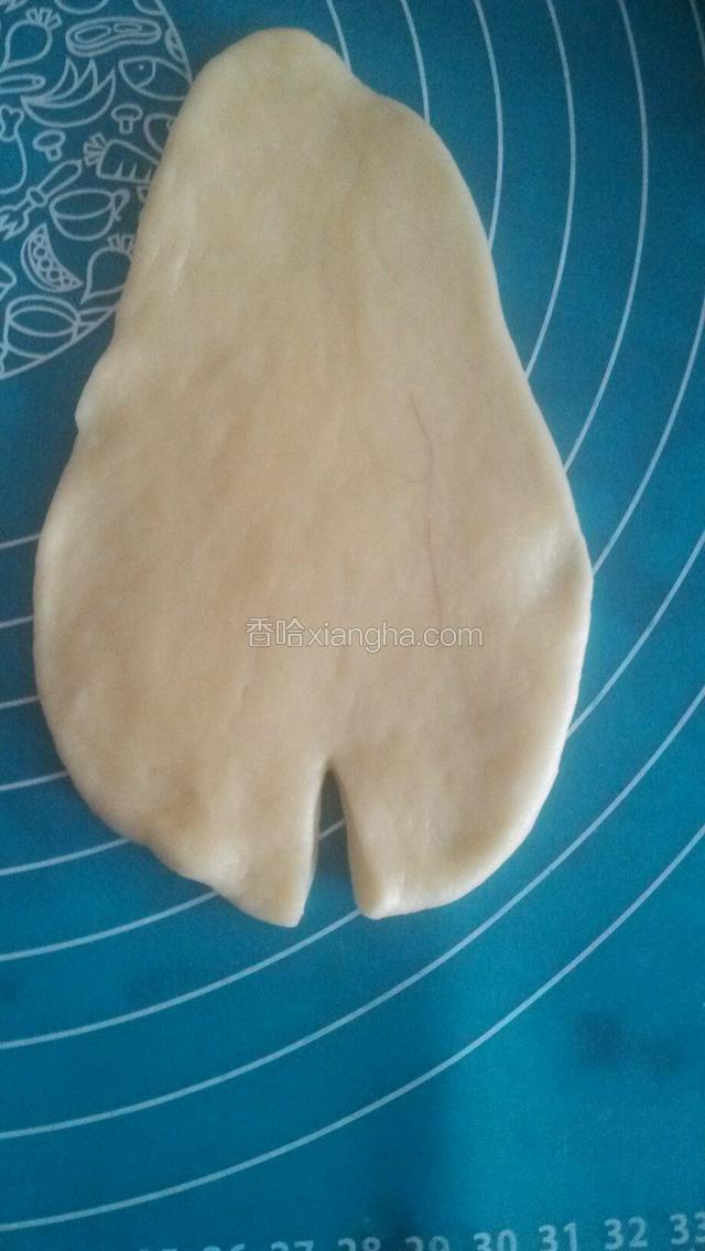 把小面团擀成上宽下榨的长形