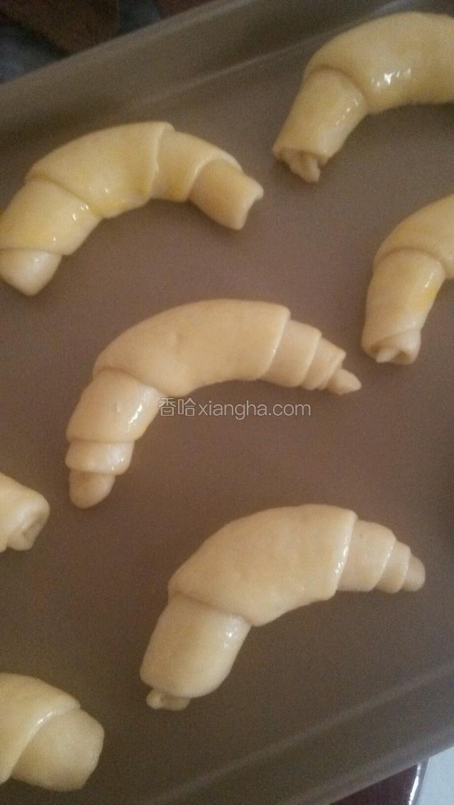 全部卷好放烤盘整形