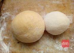 胡萝卜双色蝴蝶面的做法图解1