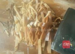 芹菜炒墨鱼的做法图解2