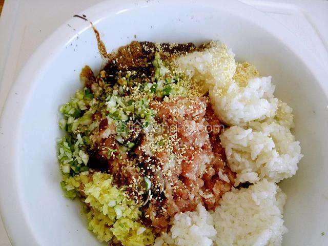 馅料里分别调入花生油，酱油，蚝油，鱼露，鸡精，五香粉，精盐