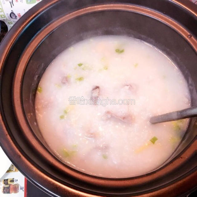 加入适量的盐搅拌均匀熄火