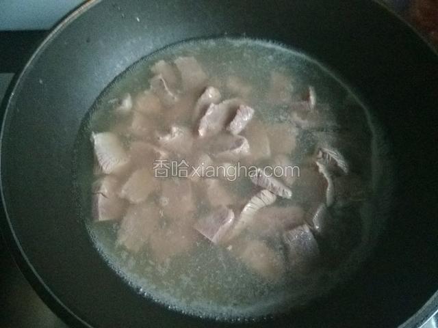 水开后放牛肉，黄酒煮1分钟左右出锅(主要是去腥，去血水)。