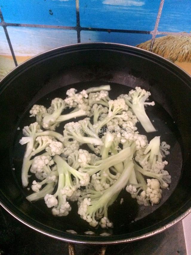 锅中烧一锅开水下花菜焯至8成熟。