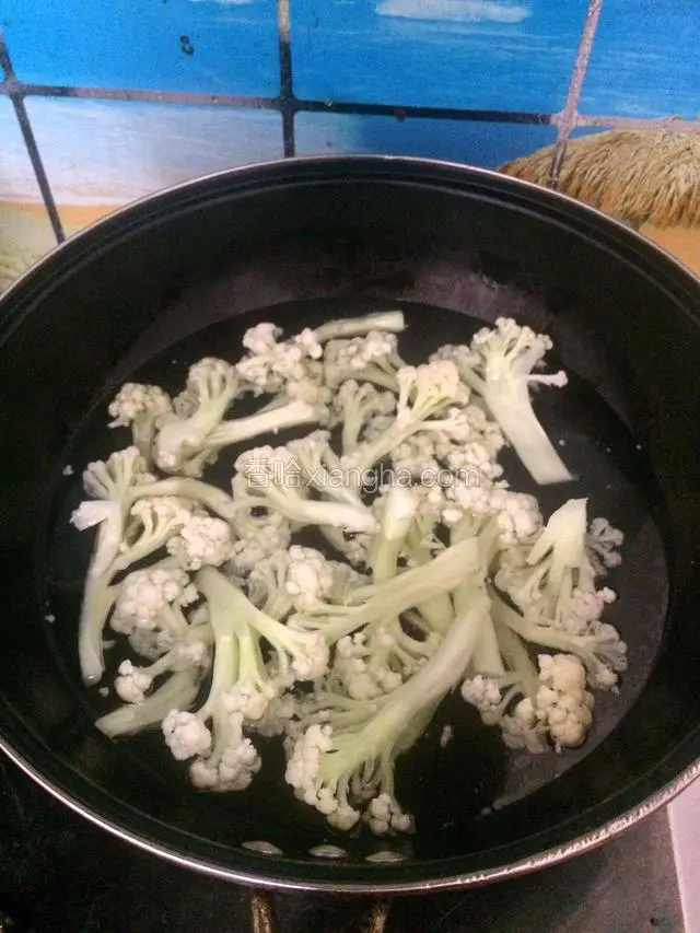 锅中烧一锅开水下花菜焯至8成熟。