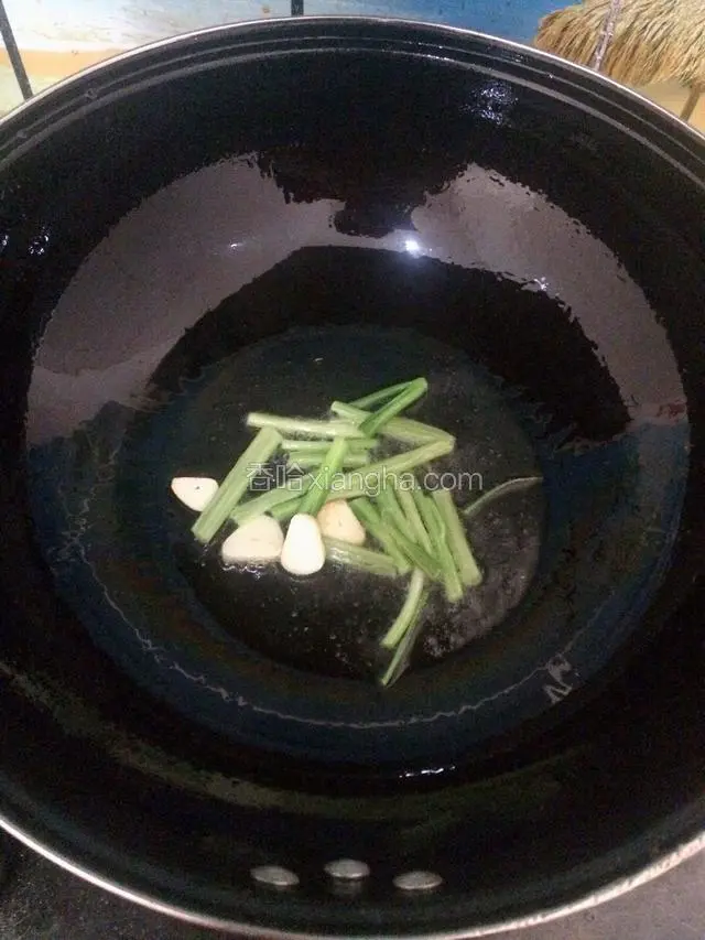 热锅下油，爆香蒜芹菜。