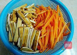 胡萝卜炒香干的做法图解2