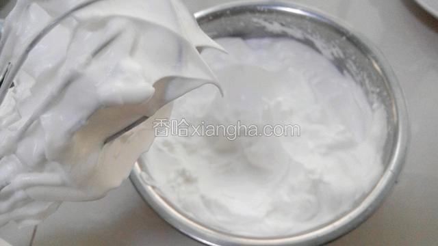 继续打至湿性发泡。（即提起打蛋器带出的蛋白呈勾状）