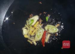 蒜蓉辣酱炒肚脐波螺儿的做法图解2