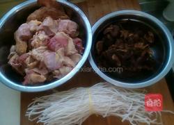 土鸡炖蘑菇.粉条的做法图解1