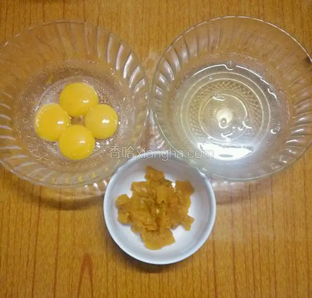 先把蒸熟的南瓜泥准备好，鸡蛋打开把蛋白和蛋黄分离好