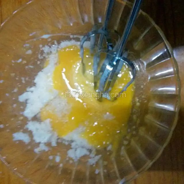 和白糖加入蛋黄中，打蛋器搅匀