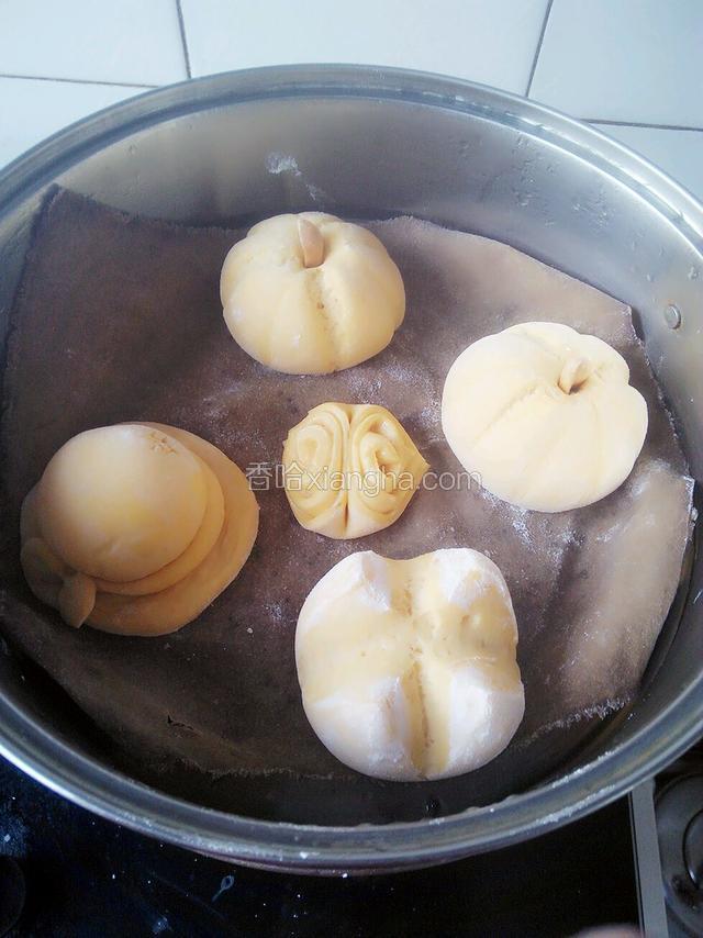 冷水上锅。大火烧开后转中火蒸20分钟。灭火。闷盖五分钟。