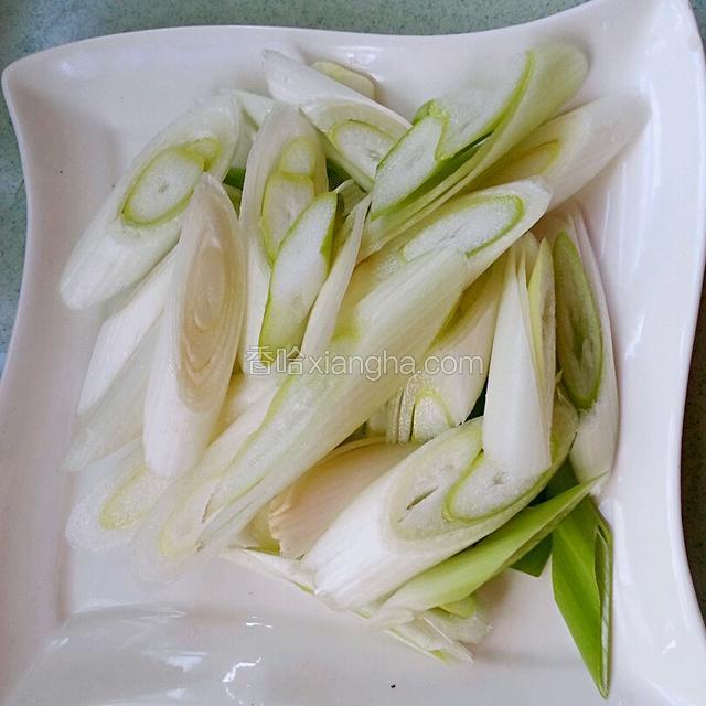 葱切段备用。