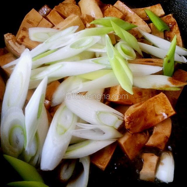 放入大葱翻炒葱变软加盐 鸡精炒匀。