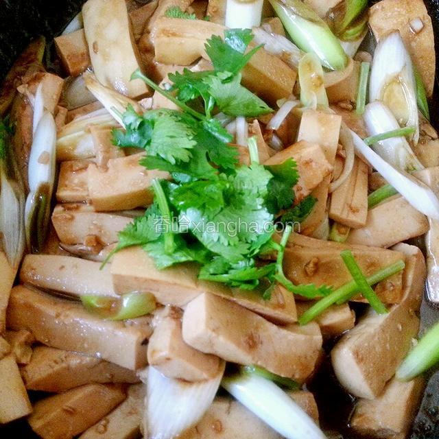 加入香菜出锅即可。