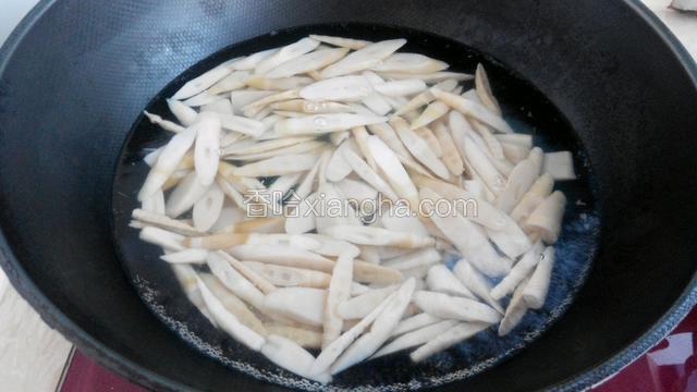 锅中烧开水，放入笋尖焯一下，捞出过凉水备用。