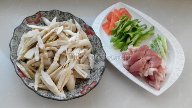 笋尖和胡萝卜切片，猪肉切薄片，辣椒切粗丝，切葱花。