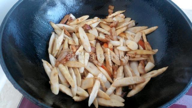 把笋尖倒入锅中快速翻炒两分钟。