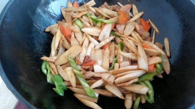 再放入辣椒和胡萝卜一起炒匀。