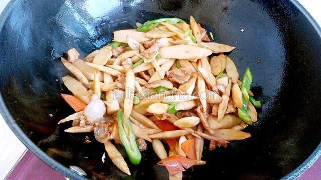调入盐和鸡精，撒葱花快速翻炒均匀盛出装盘。