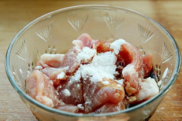 猪肉中放入生抽、料酒和淀粉，抓拌均匀腌制十分钟。