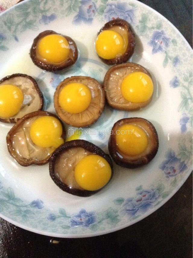 将鹌鹑蛋放香菇上面，上锅蒸十分钟。