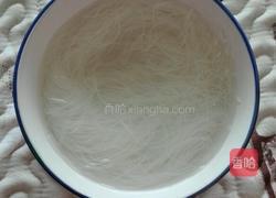 娃娃菜粉丝炒番茄的做法图解2