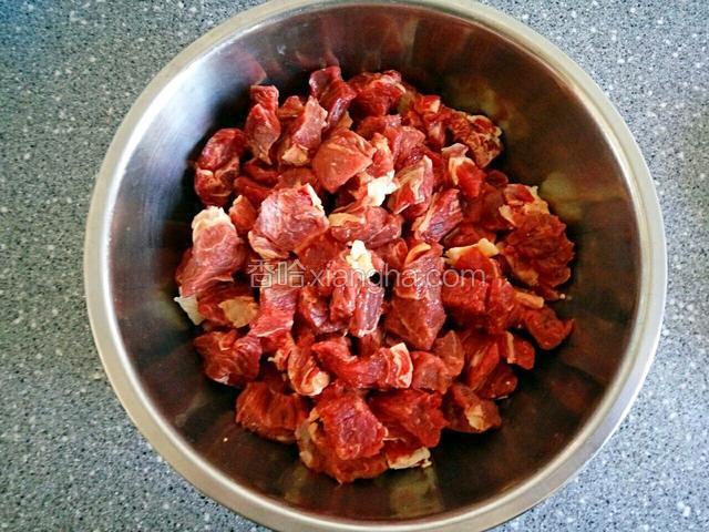 牛肉切成小块，要顶刀切(这样吃时肉嫩)