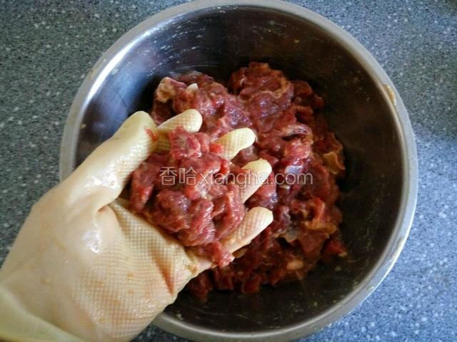 按摩汁液，蛋液充分入肉块中