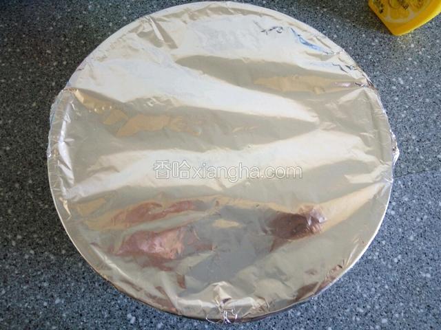 盖上锡箔纸或保鲜膜腌制四个小时以上(我这是头天腌的)