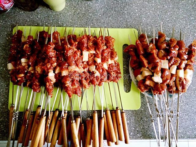 铁签或竹签都行，要烫洗干净把肉串和牛腰串上，全部串好记住每串中间加一小块羊油，烤出肉串不老还增香